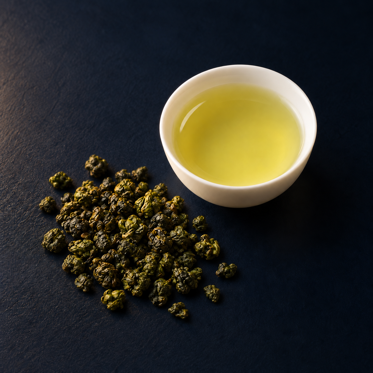 綠茶示意：橄欖綠色球形乾茶葉，搭配淡黃綠色茶湯
