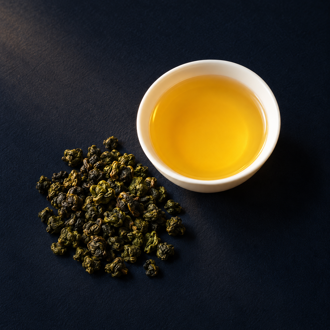烏龍茶示意：深橄欖綠的球形乾茶葉，搭配金黃色茶湯
